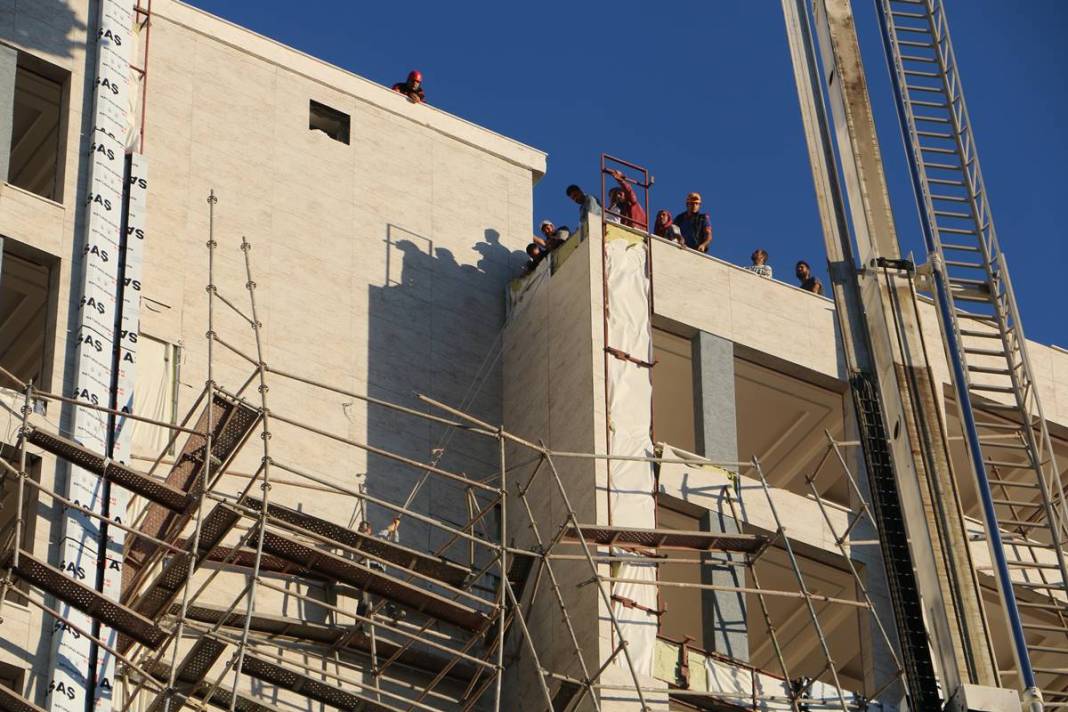 İnşaat iskelesi çöktü, işçiler iple hayata tutundu 2